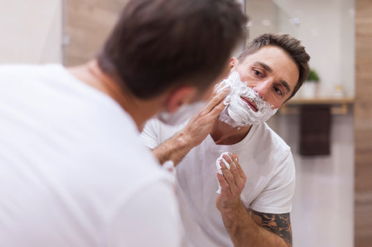 Hombre Afeitando su Barba